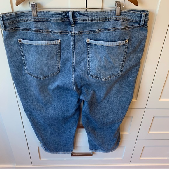 D/C Slim Jean Capri with Tulip Hem - Picture 3 of 8